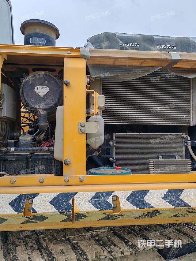 液压泵舱室正面整体（整机外观）