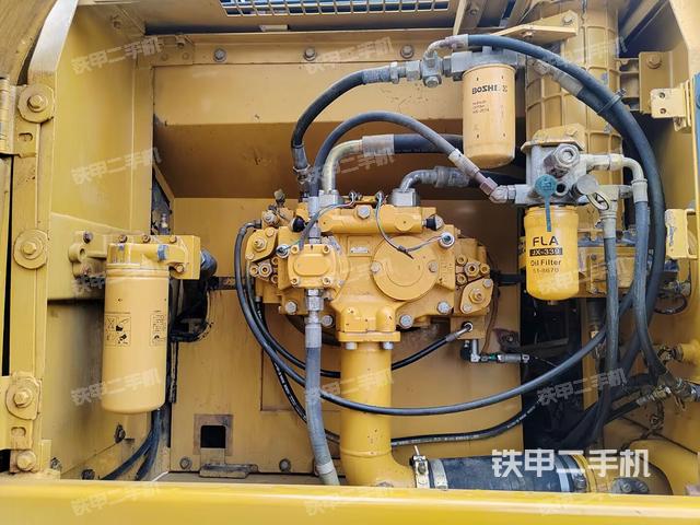 液壓泵艙室正面整體（整機外觀）