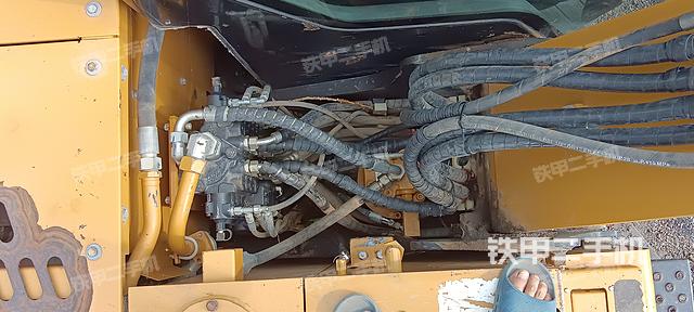 回轉(zhuǎn)馬達(dá)和主控閥（整機(jī)外觀）