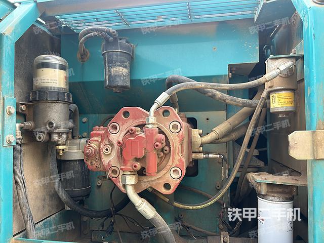 液压泵舱室正面整体（整机外观）