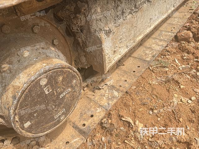 單側(cè)履帶整體(整機(jī)外觀) 單側(cè)履帶整體(整機(jī)外觀)