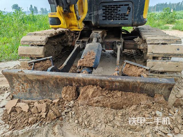 回转马达和主控阀(整机外观) 回转马达和主控阀(整机外观)