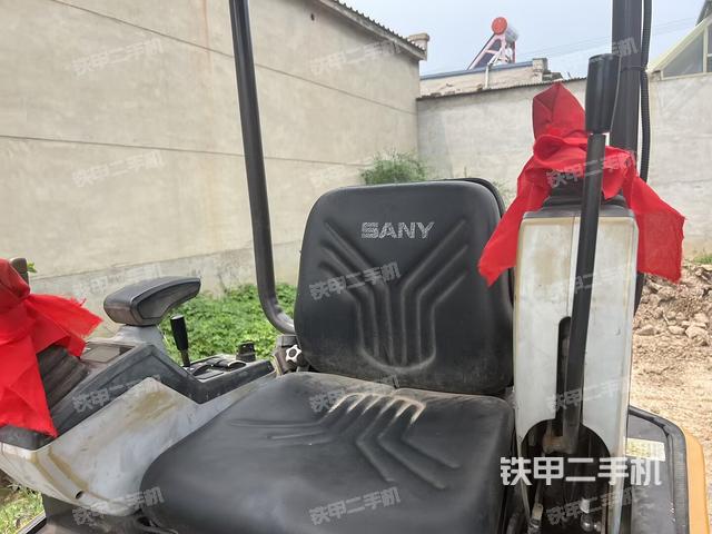 驾驶室顶部（整机外观）