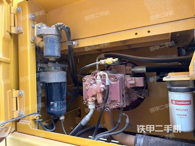 液壓泵艙室正面整體(整機外觀) 液壓泵艙室正面整體(整機外觀)