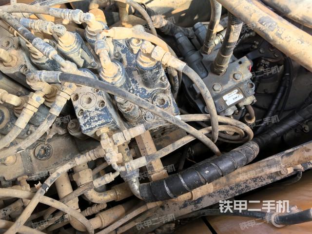 回转马达和主控阀(整机外观) 回转马达和主控阀(整机外观)