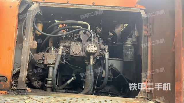 液压泵舱室正面整体(整机外观) 液压泵舱室正面整体(整机外观)