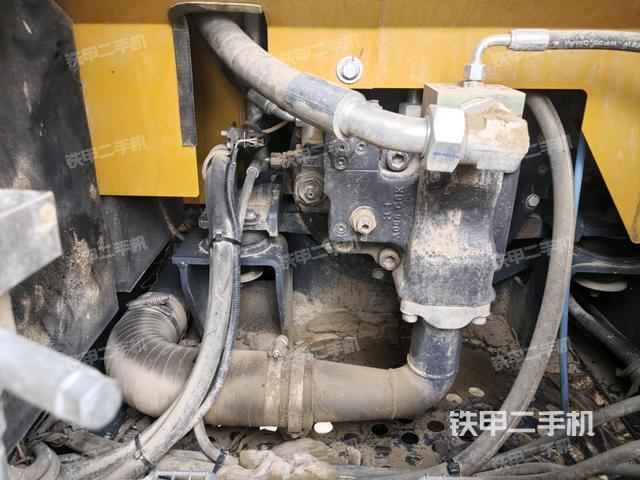 液压泵舱室正面整体(整机外观) 液压泵舱室正面整体(整机外观)