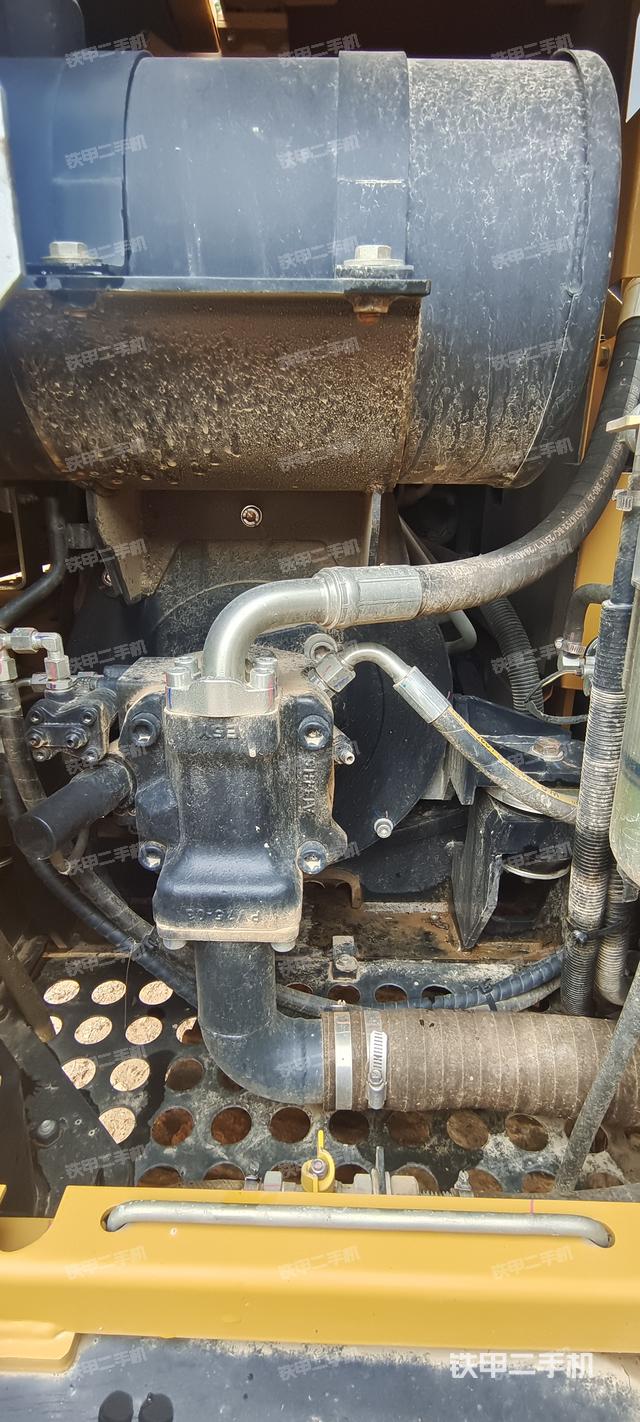 液压泵舱室正面整体（整机外观）