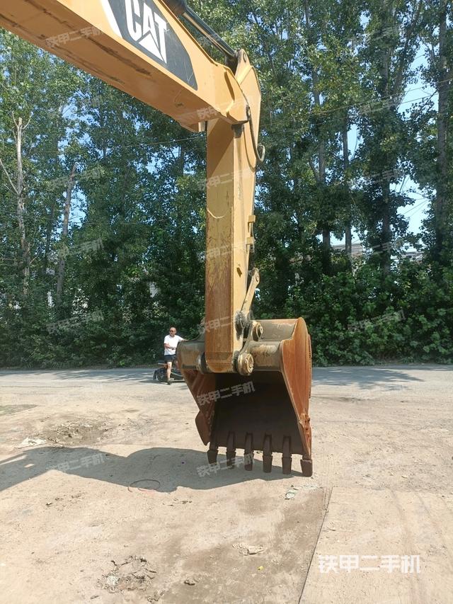 小臂整體左后(工作和回轉裝置) 小臂整體左后(工作和回轉裝置)