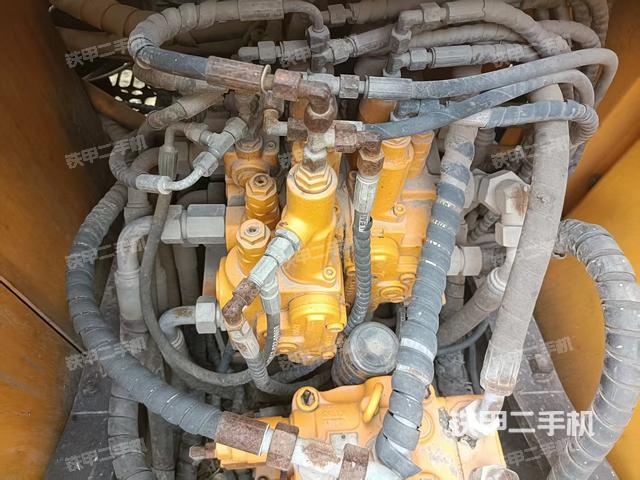 回轉(zhuǎn)馬達(dá)和主控閥（整機(jī)外觀）