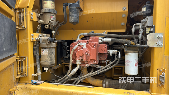 液压泵舱室正面整体（整机外观）