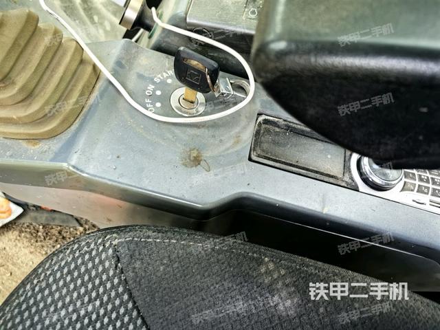 座椅左侧控制台/音响/含左手柄(驾驶室部分) 座椅左侧控制台/音响/含左手柄(驾驶室部分)