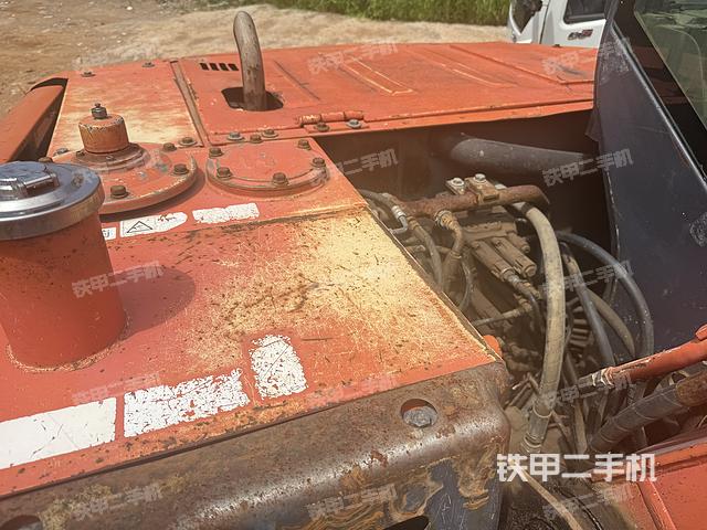 駕駛室頂部(整機(jī)外觀) 駕駛室頂部(整機(jī)外觀)