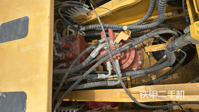 回转马达和主控阀（整机外观）