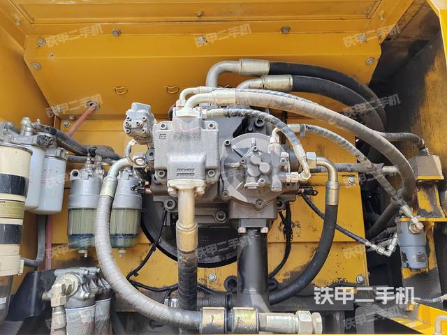 液压泵舱室正面整体(整机外观) 液压泵舱室正面整体(整机外观)