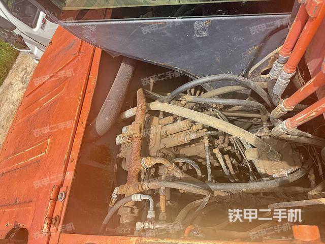 回轉(zhuǎn)馬達(dá)和主控閥(整機(jī)外觀) 回轉(zhuǎn)馬達(dá)和主控閥(整機(jī)外觀)