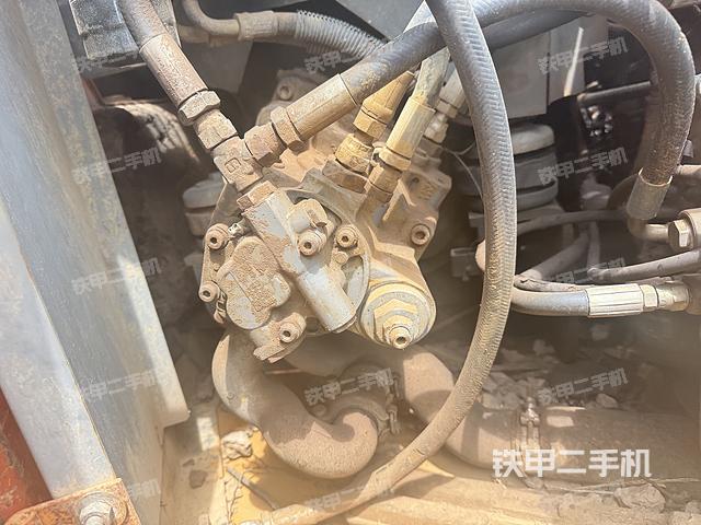 液壓泵艙室正面整體(整機(jī)外觀) 液壓泵艙室正面整體(整機(jī)外觀)