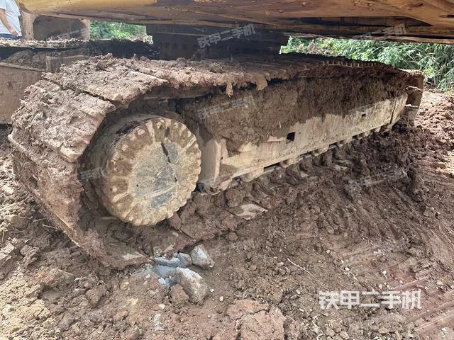 單側(cè)履帶整體(整機(jī)外觀) 單側(cè)履帶整體(整機(jī)外觀)