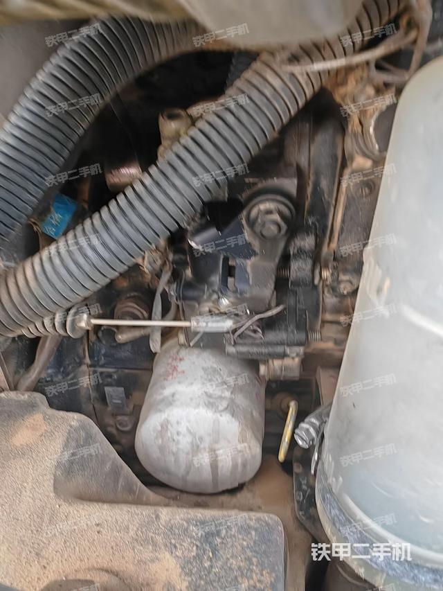 液压泵舱室正面整体(整机外观) 液压泵舱室正面整体(整机外观)