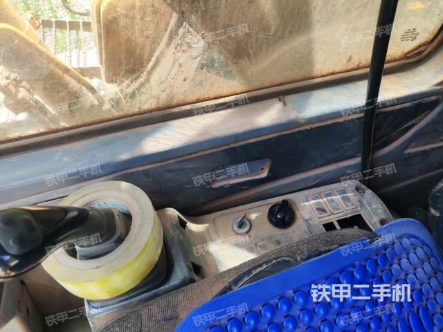 座椅右侧控制台/钥匙门/油门/含右手柄(驾驶室部分) 座椅右侧控制台/钥匙门/油门/含右手柄(驾驶室部分)
