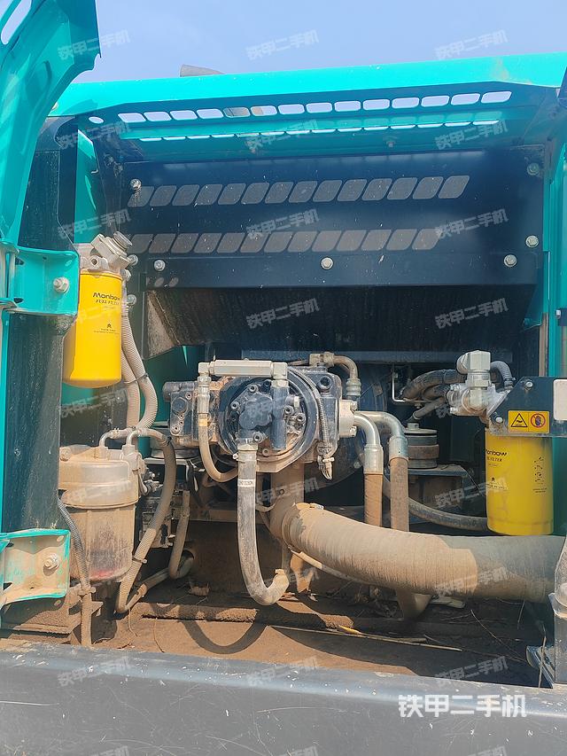 液压泵舱室正面整体（整机外观）