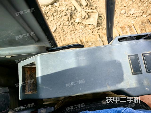 座椅左侧控制台/音响/含左手柄(驾驶室部分) 座椅左侧控制台/音响/含左手柄(驾驶室部分)