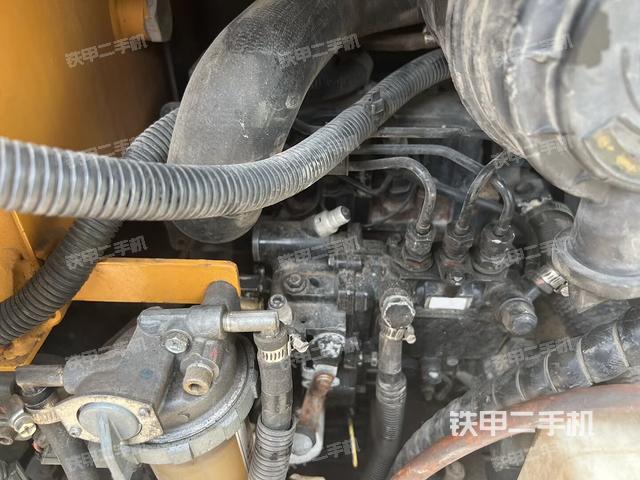 液压泵舱室正面整体（整机外观）