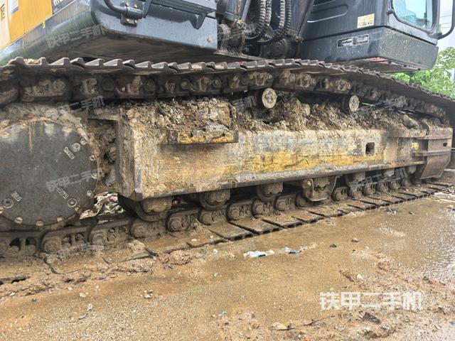 右侧履带整体(行走机构) 右侧履带整体(行走机构)