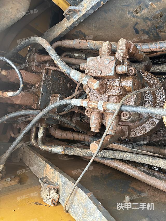 回轉(zhuǎn)馬達和主控閥(整機外觀) 回轉(zhuǎn)馬達和主控閥(整機外觀)