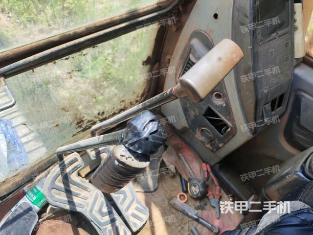 行走控制手柄和踏板 俯拍(驾驶室部分) 行走控制手柄和踏板 俯拍(驾驶室部分)