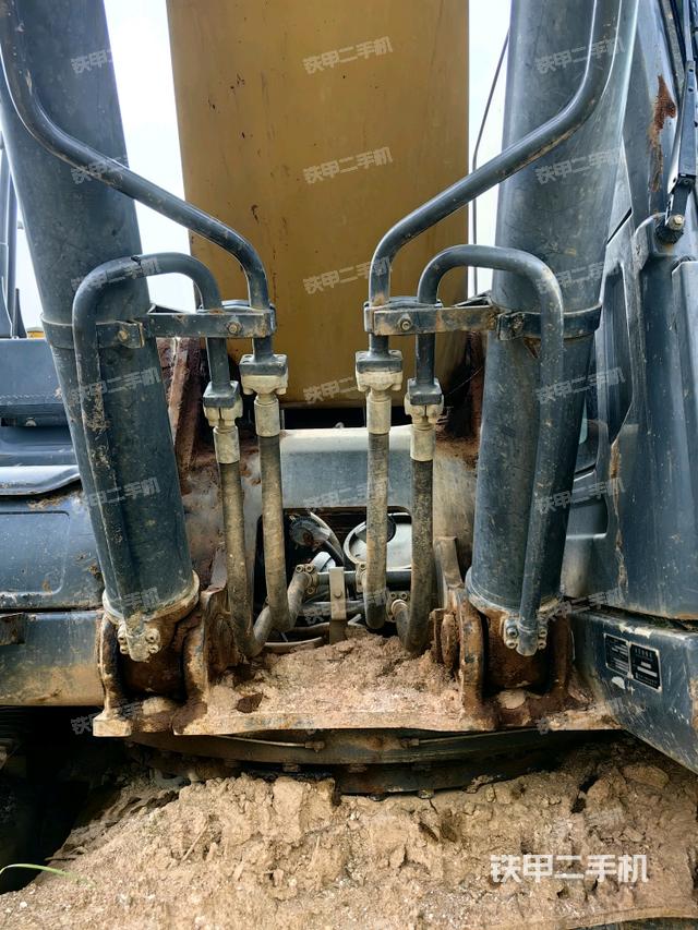 大臂油缸整体 竖拍(工作和回转装置) 大臂油缸整体 竖拍(工作和回转装置)