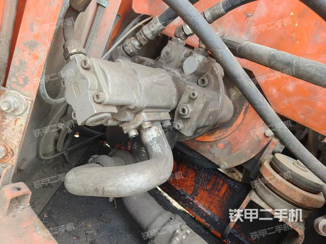 液壓泵艙室正面整體(整機外觀) 液壓泵艙室正面整體(整機外觀)