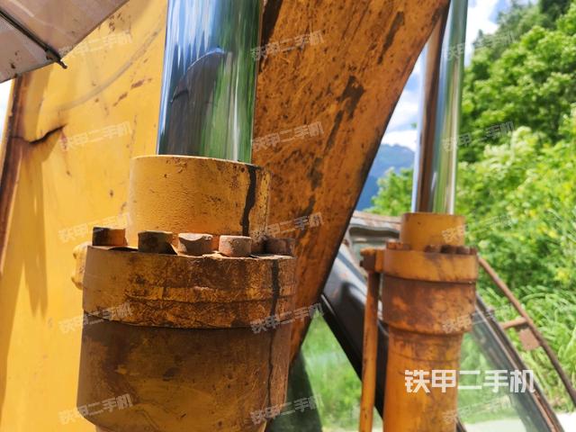 转盘和下车架正前(工作和回转装置) 转盘和下车架正前(工作和回转装置)
