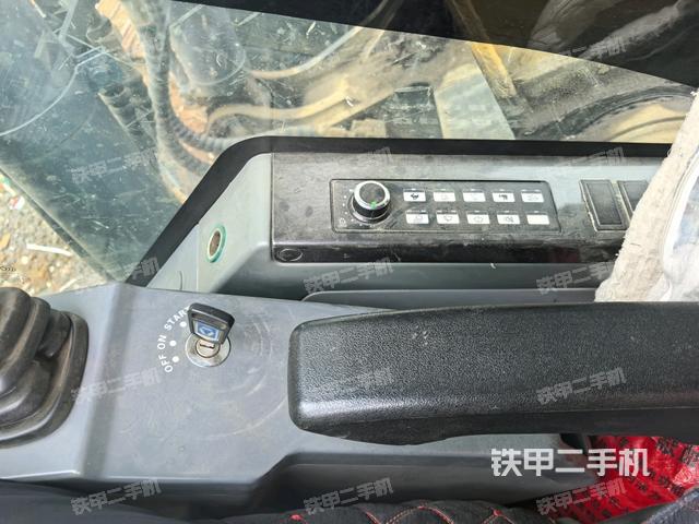 座椅右侧控制台/钥匙门/油门/含右手柄(驾驶室部分) 座椅右侧控制台/钥匙门/油门/含右手柄(驾驶室部分)