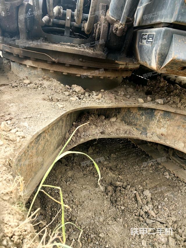 转盘和下车架正前(工作和回转装置) 转盘和下车架正前(工作和回转装置)