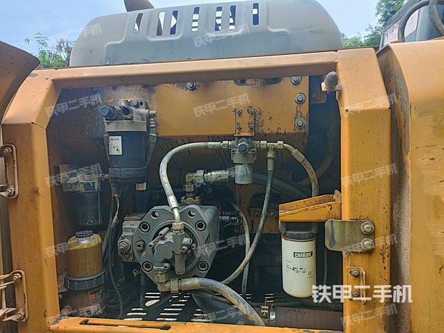 液压泵舱室正面整体（整机外观）