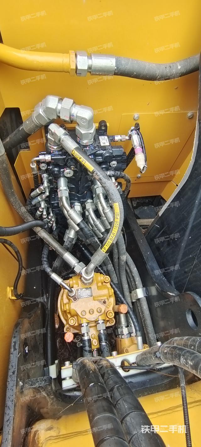 回转马达和主控阀（整机外观）