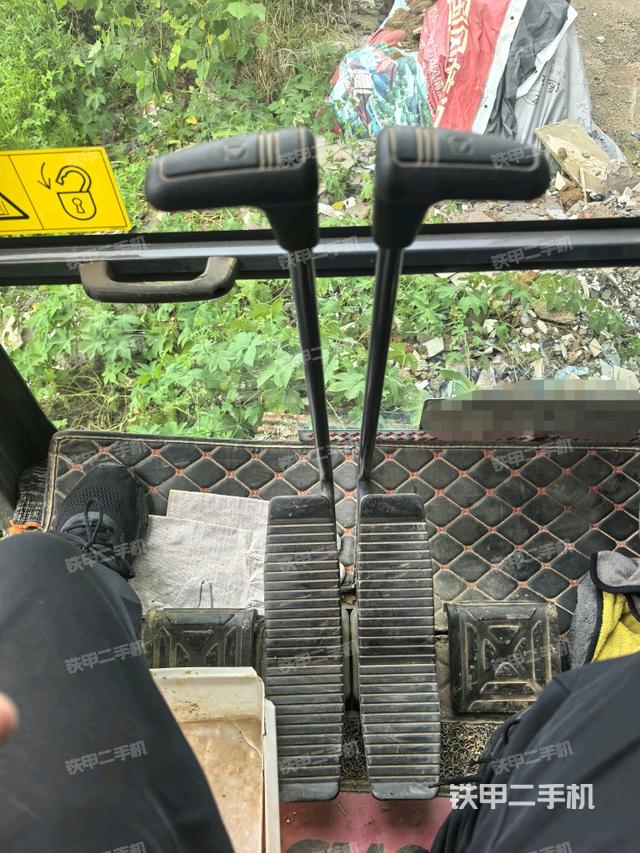 行走控制手柄和踏板 俯拍(驾驶室部分) 行走控制手柄和踏板 俯拍(驾驶室部分)