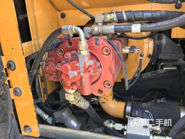 液压泵舱室正面整体(整机外观) 液压泵舱室正面整体(整机外观)