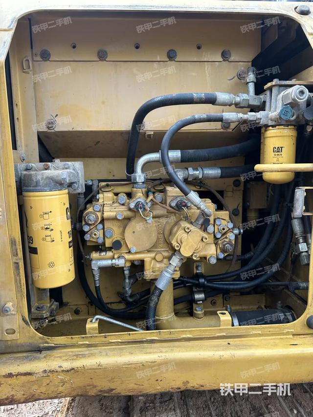 液压泵舱室正面整体(整机外观) 液压泵舱室正面整体(整机外观)