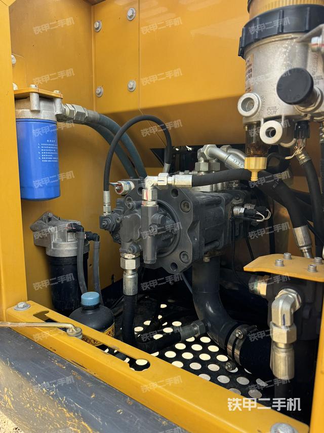 液压泵舱室正面整体(整机外观) 液压泵舱室正面整体(整机外观)