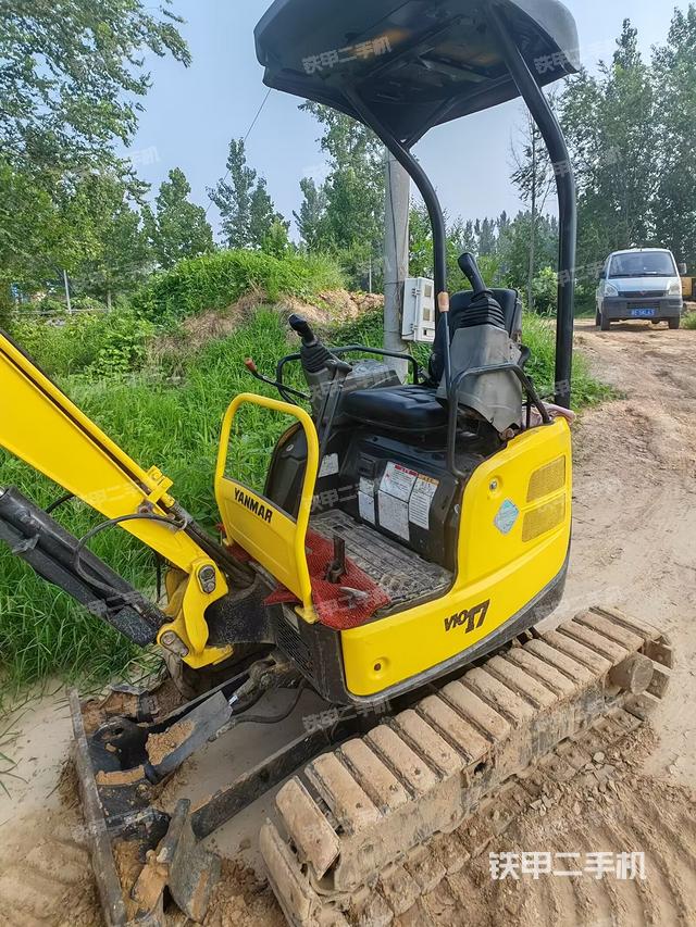 驾驶室顶部(整机外观) 驾驶室顶部(整机外观)