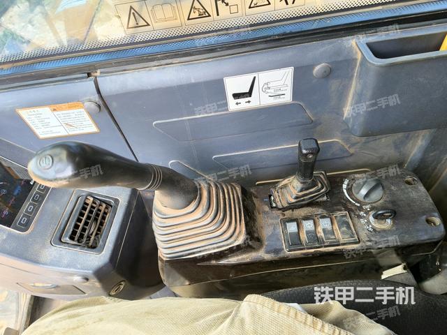 座椅右侧控制台/钥匙门/油门/含右手柄(驾驶室部分) 座椅右侧控制台/钥匙门/油门/含右手柄(驾驶室部分)