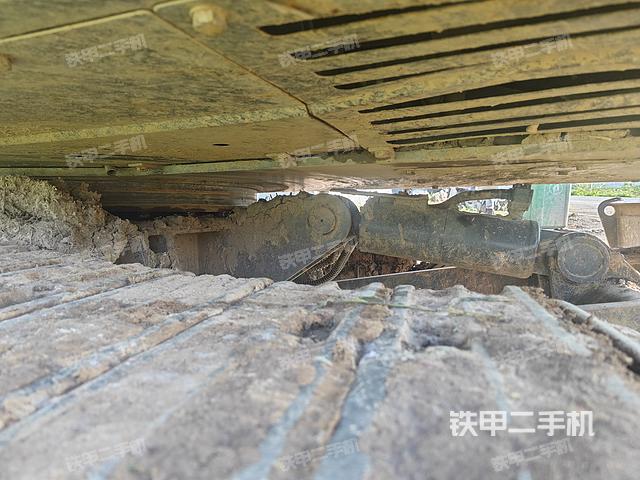 回轉(zhuǎn)馬達(dá)和主控閥(整機(jī)外觀) 回轉(zhuǎn)馬達(dá)和主控閥(整機(jī)外觀)