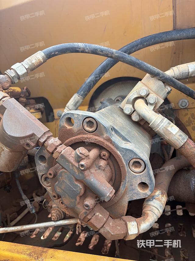 液壓泵艙室正面整體(整機外觀) 液壓泵艙室正面整體(整機外觀)