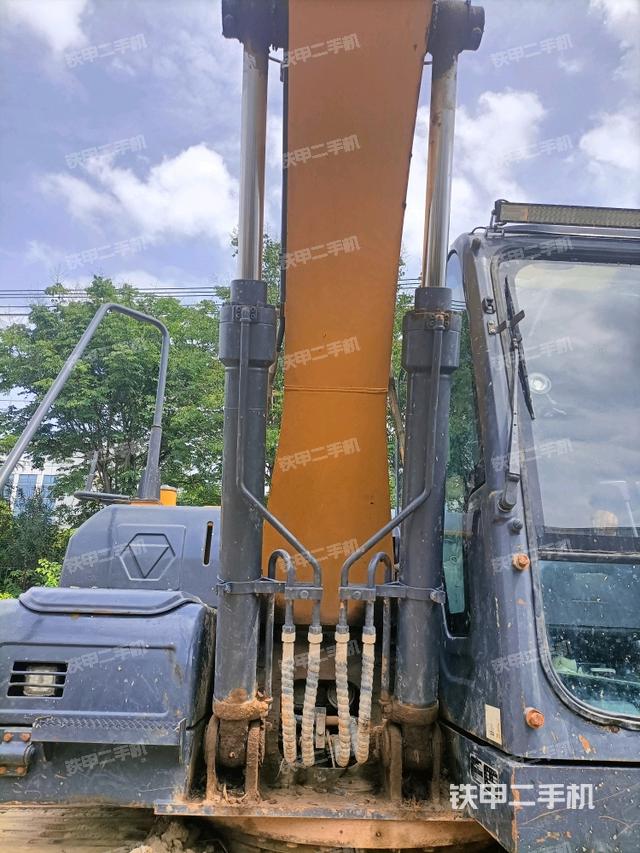 大臂油缸整体 竖拍(工作和回转装置) 大臂油缸整体 竖拍(工作和回转装置)