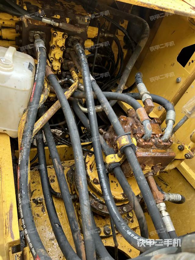 回转马达和主控阀（整机外观）