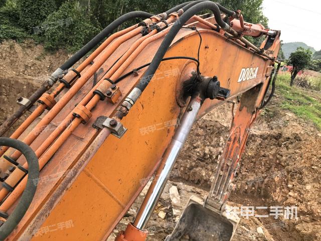 转盘和下车架正前(工作和回转装置) 转盘和下车架正前(工作和回转装置)