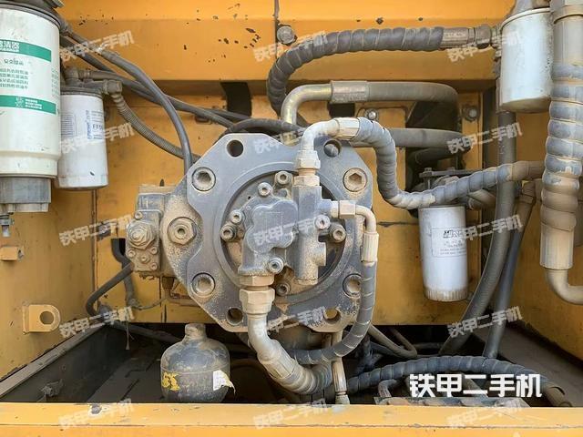 液壓泵艙室正面整體（整機外觀）