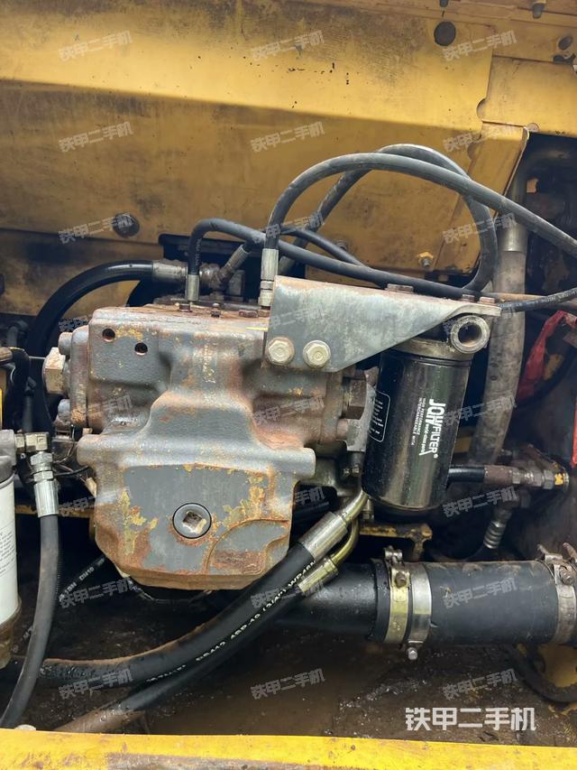 液压泵舱室正面整体（整机外观）